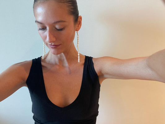 DANGLING PEARLS Earrings, gold